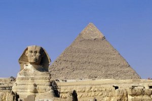 Сфинкс и пирамида в Египте